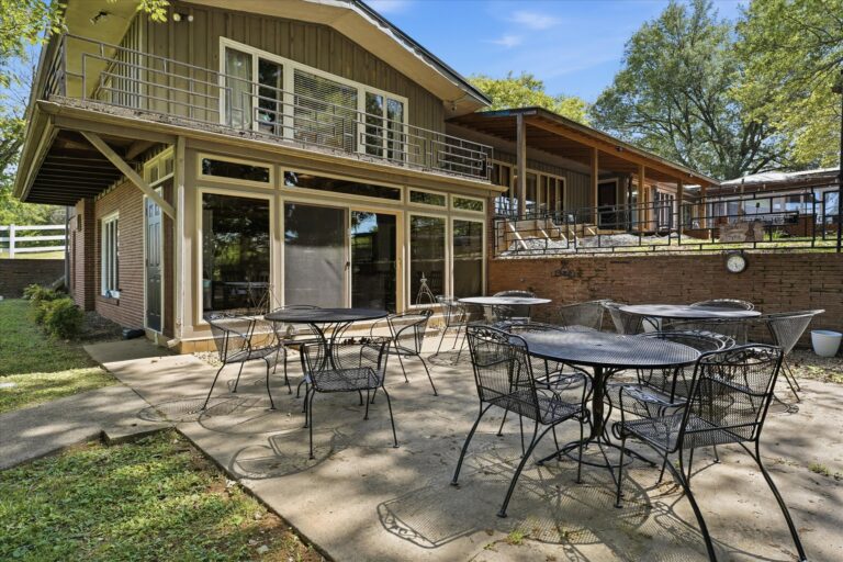 Outdoor dining area at Brooks Healing Center